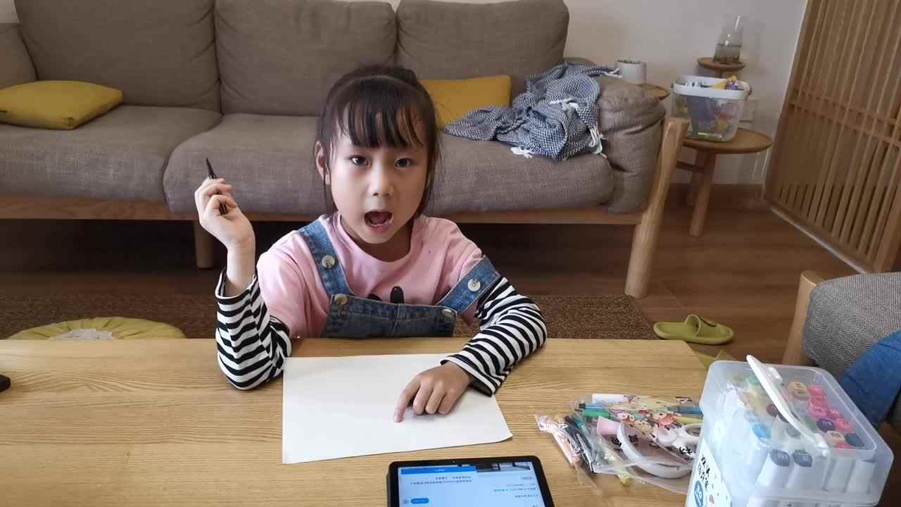 2023级B班徐瑾歆闯关练习20220528手工《弹钢琴的小手》.mp4