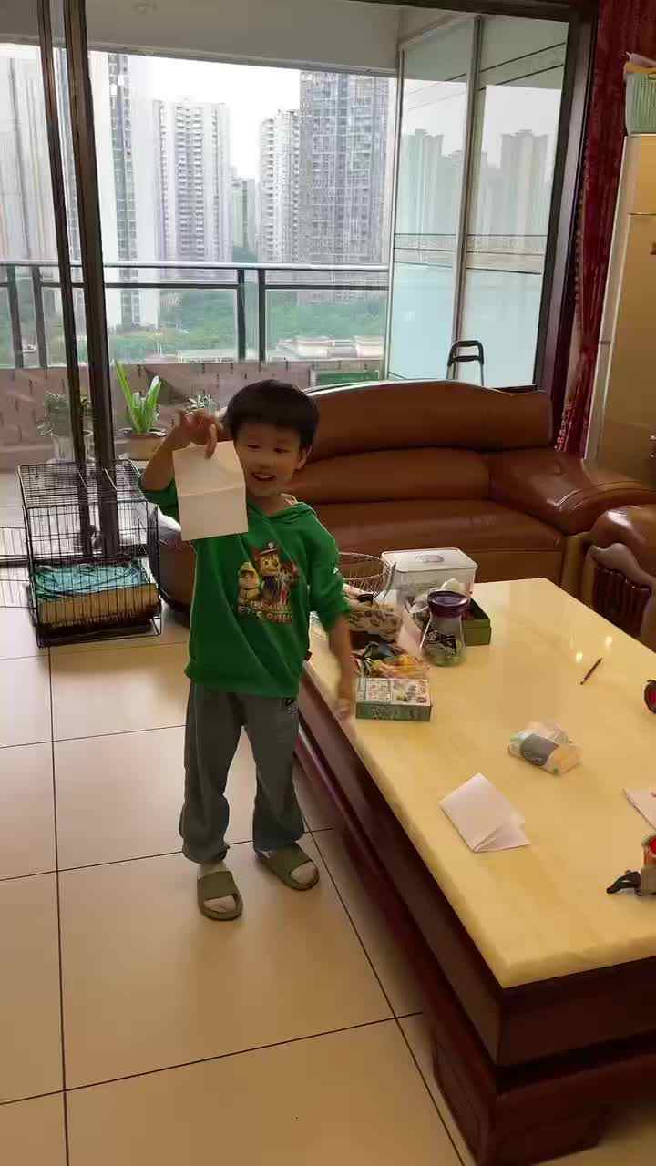 ⁣2033级B班20220509吴艺轩闯关练习-寻找生活中的对称物品.MOV