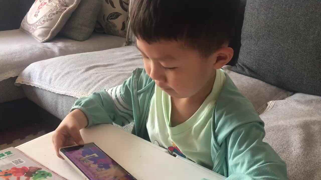 观看英文儿歌《Fingers Family手指家族（家庭成员）》.mp4