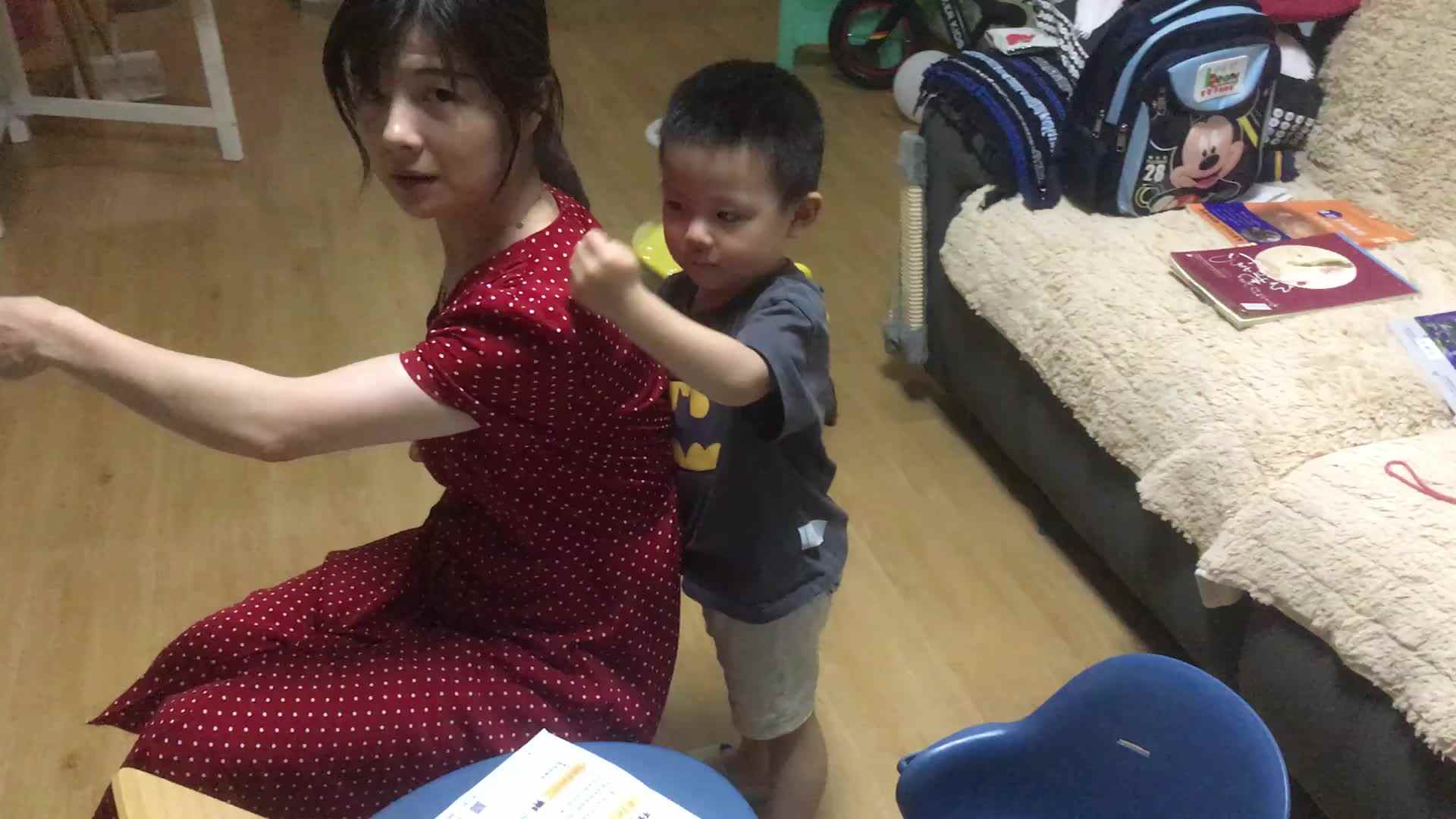 20220508小A班郭睿珩-给妈妈捶背.mp4