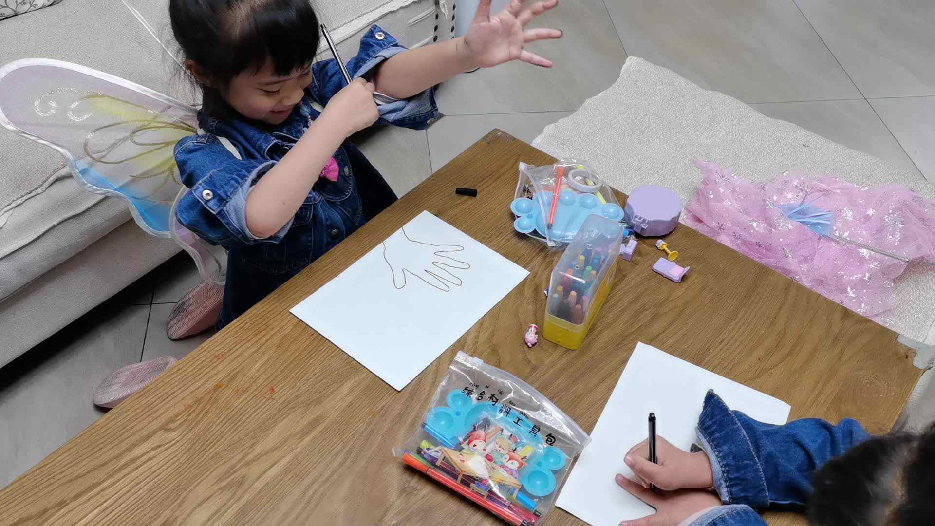 弹钢琴的小手