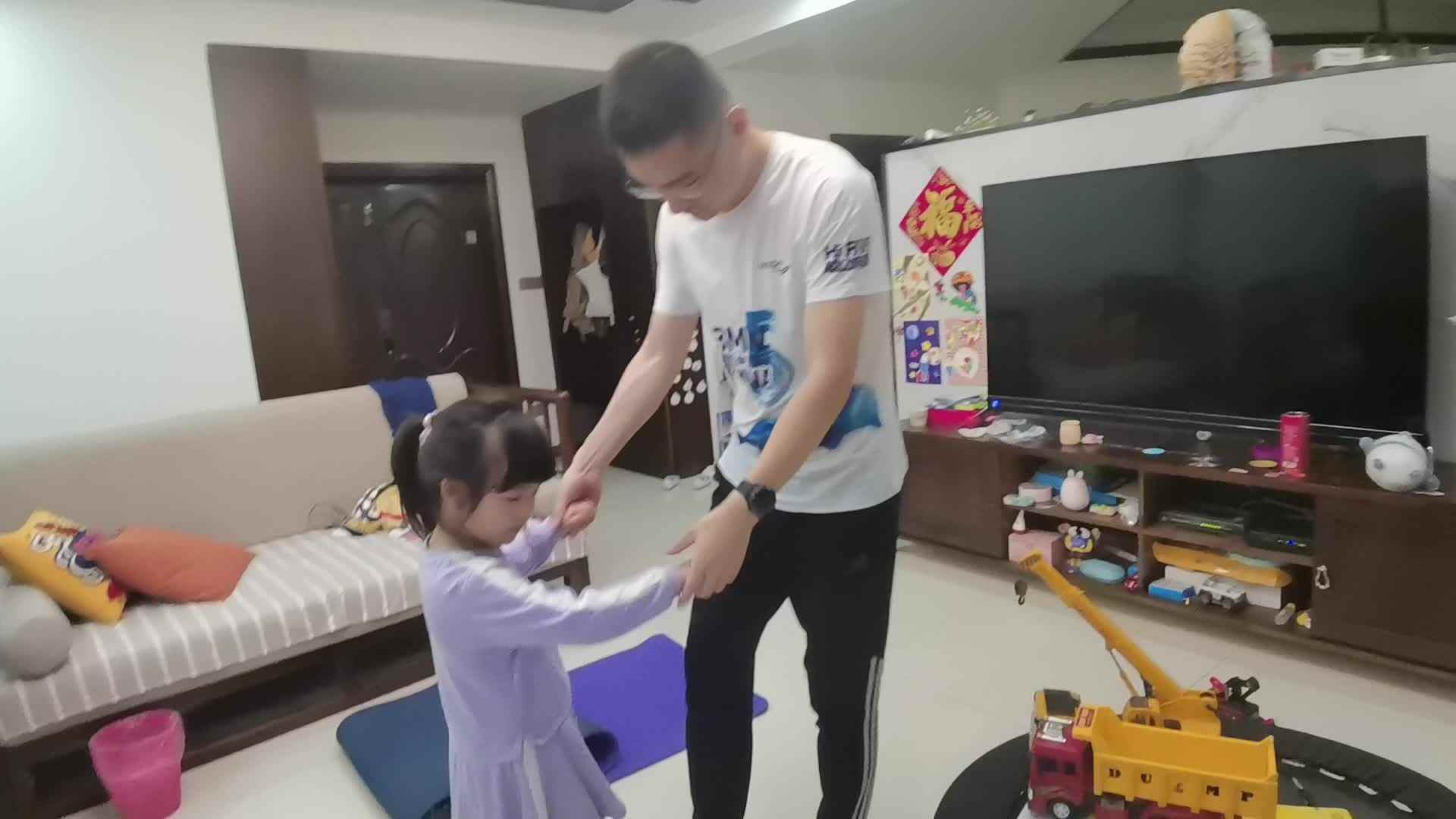 2022.5.12侯奕帆闯关练习《亲子平衡力训练碰碰脚》