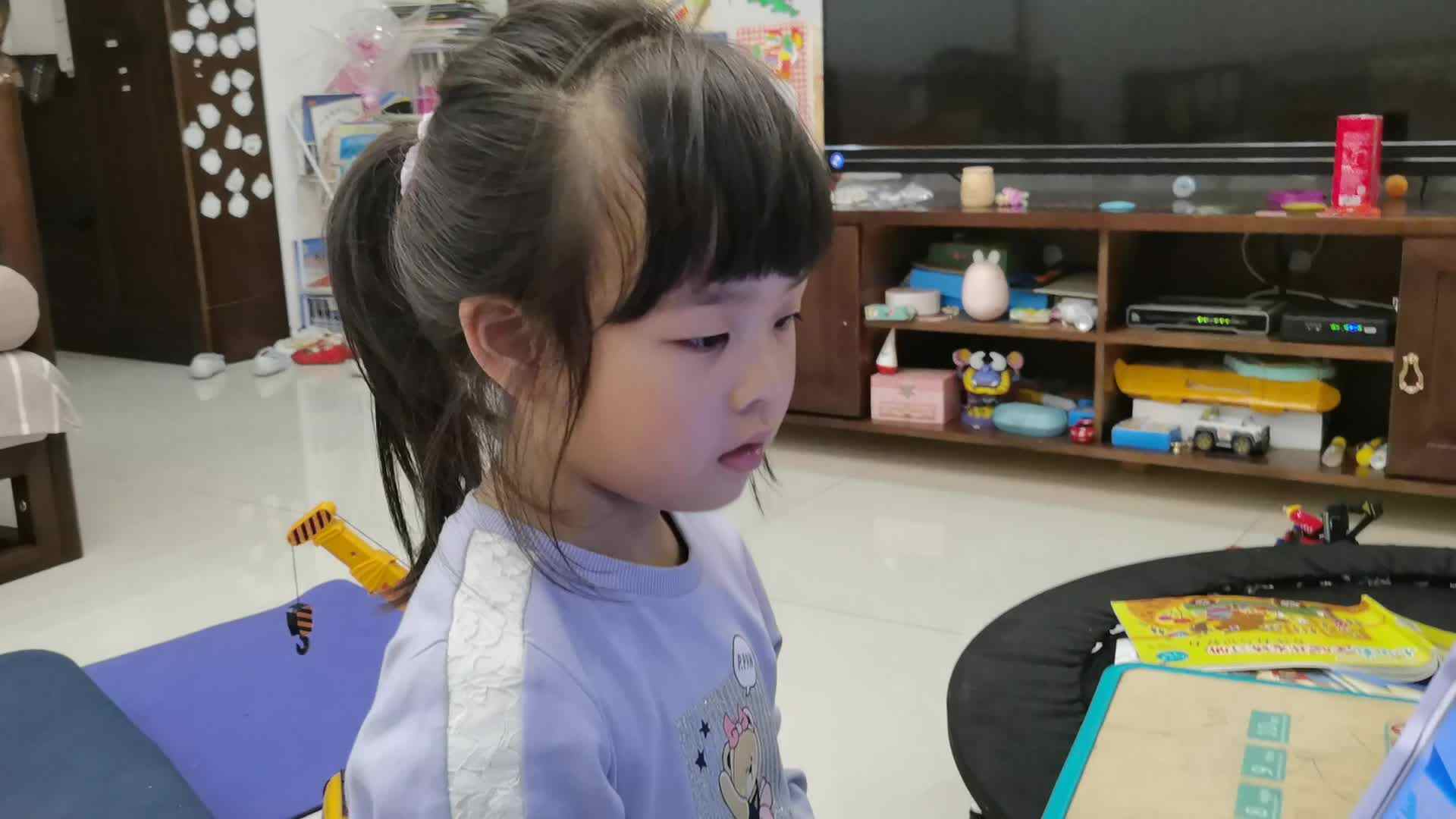 22.5.15侯奕帆闯关练习观看英文儿歌《它在哪里》