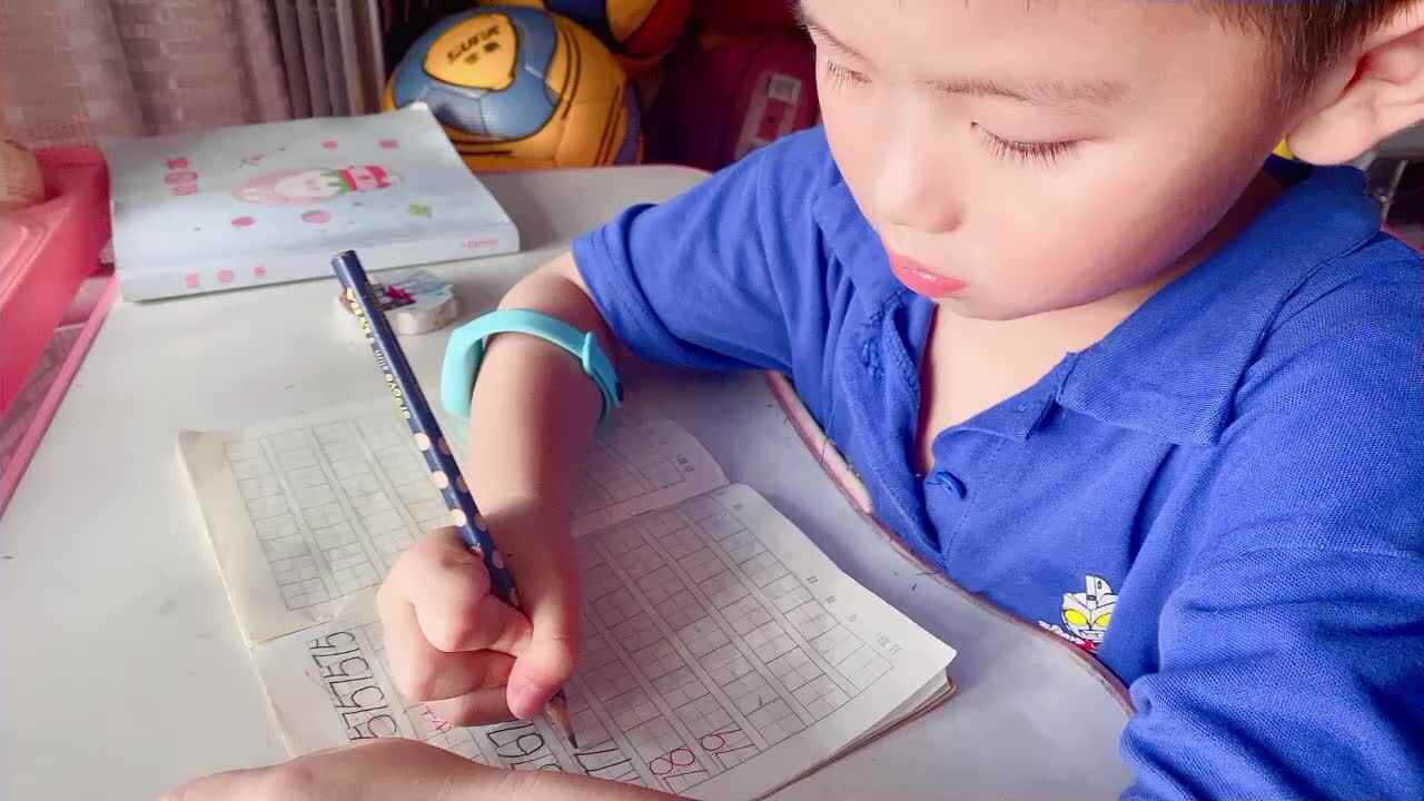 《书写数字76.77.78.79》