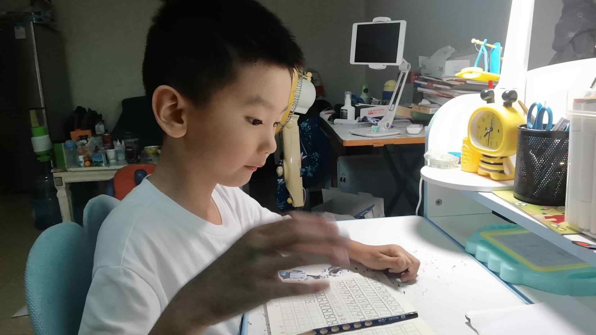2023级B班刘梓浩闯关练习写数字.mp4