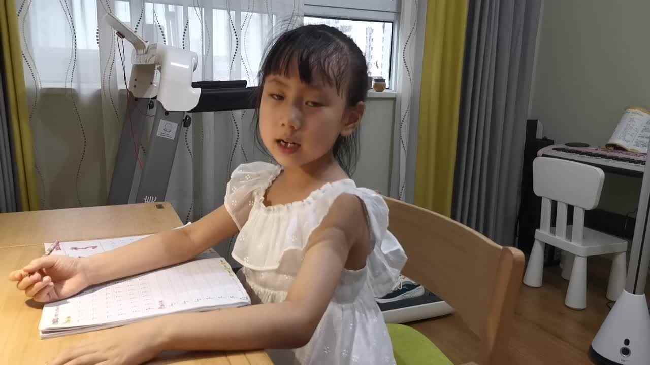 2023级B班徐瑾歆闯关练习20220626笔画竖折折钩、横折折撇.mp4