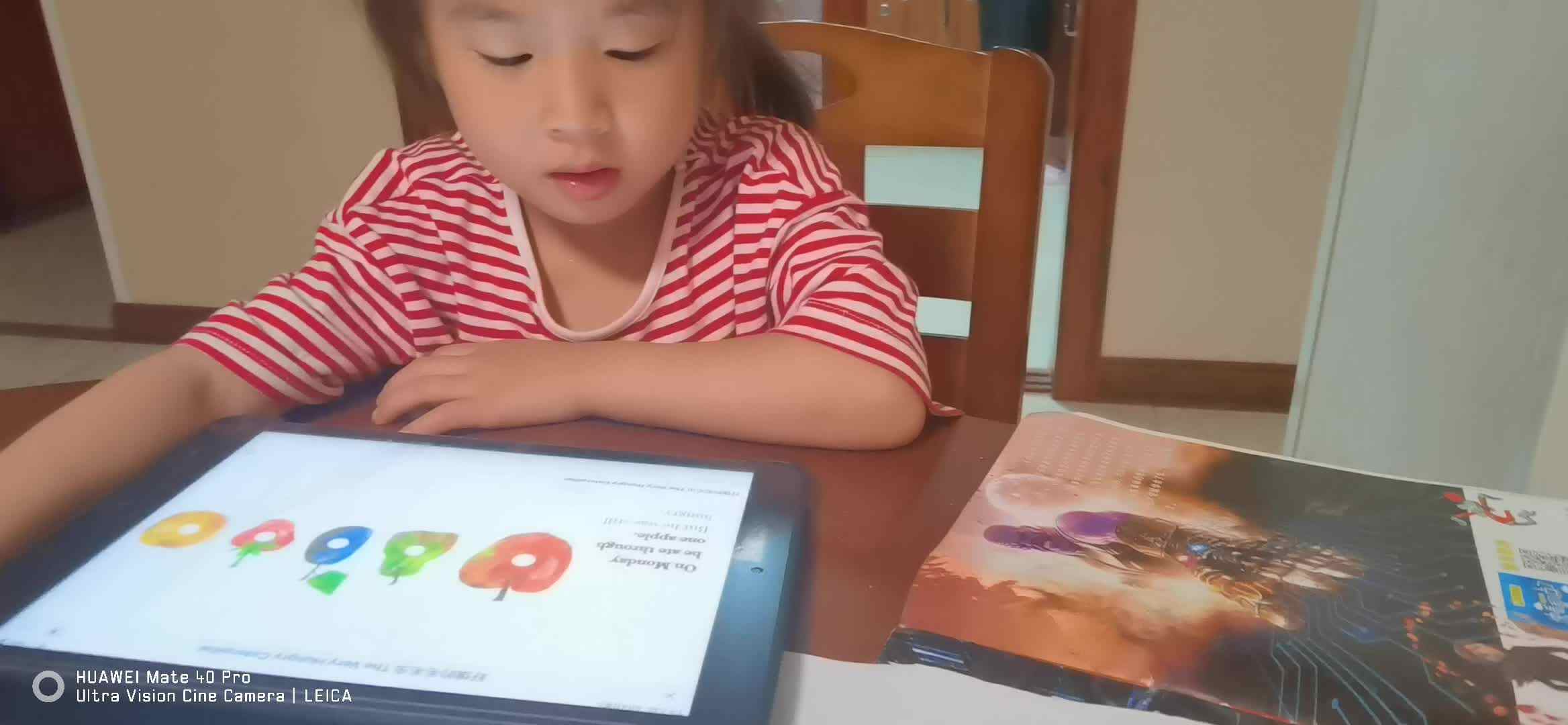 观看英文视频（好饿的毛毛虫）