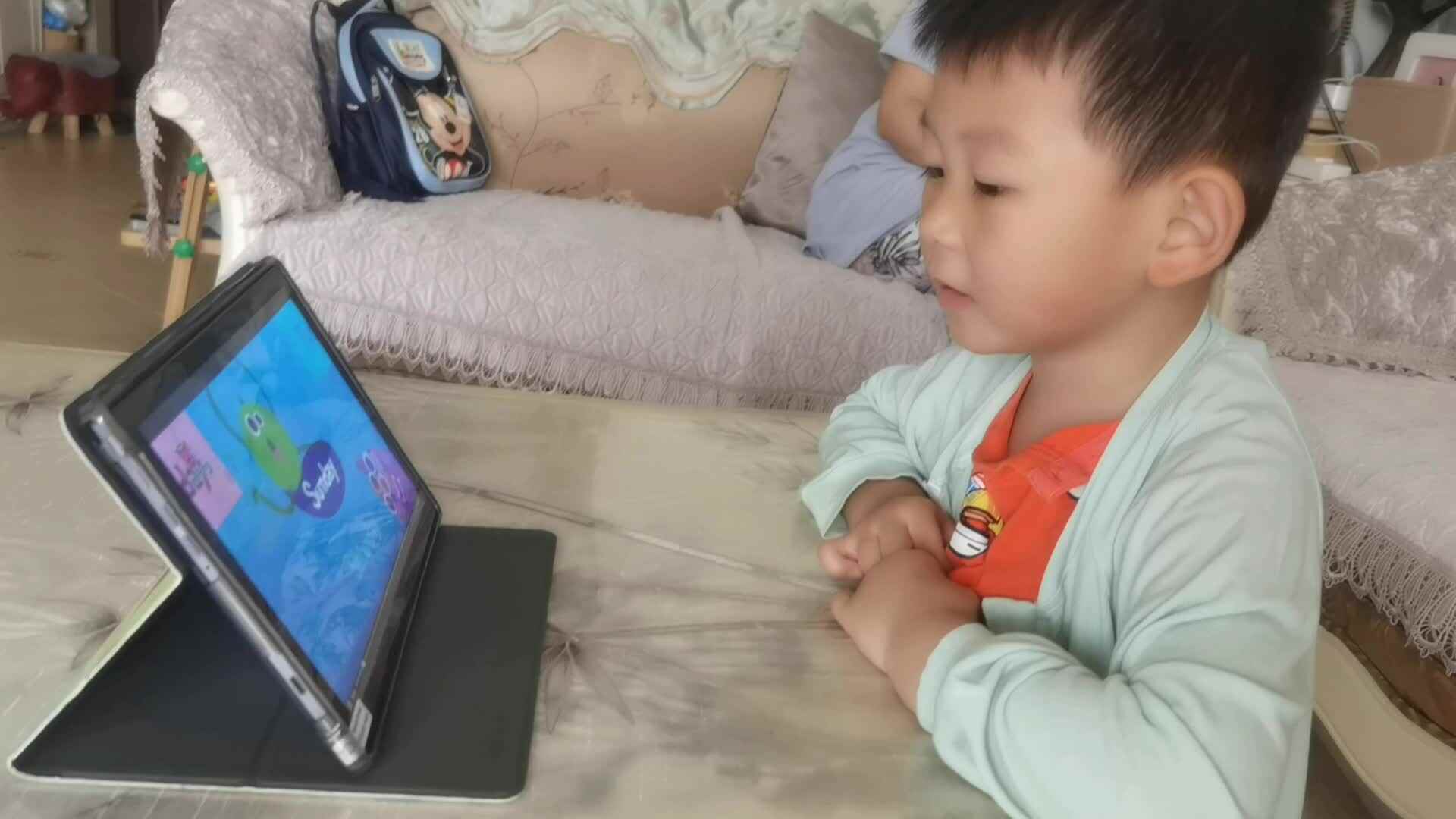 观看儿歌 Seven Days和涂色 .mp4