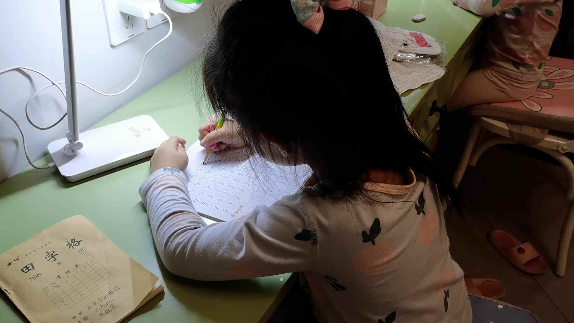 笔画“竖折折钩”、“横折折撇”