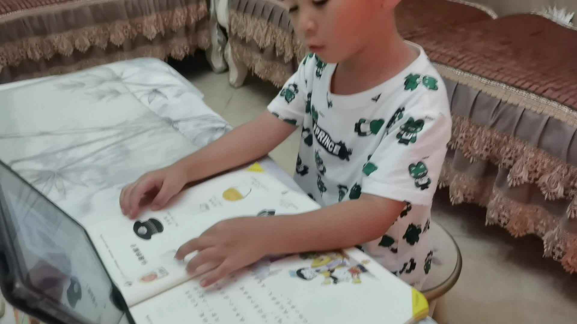 观看绘本 世界第一的帽子，指读帽子.mp4