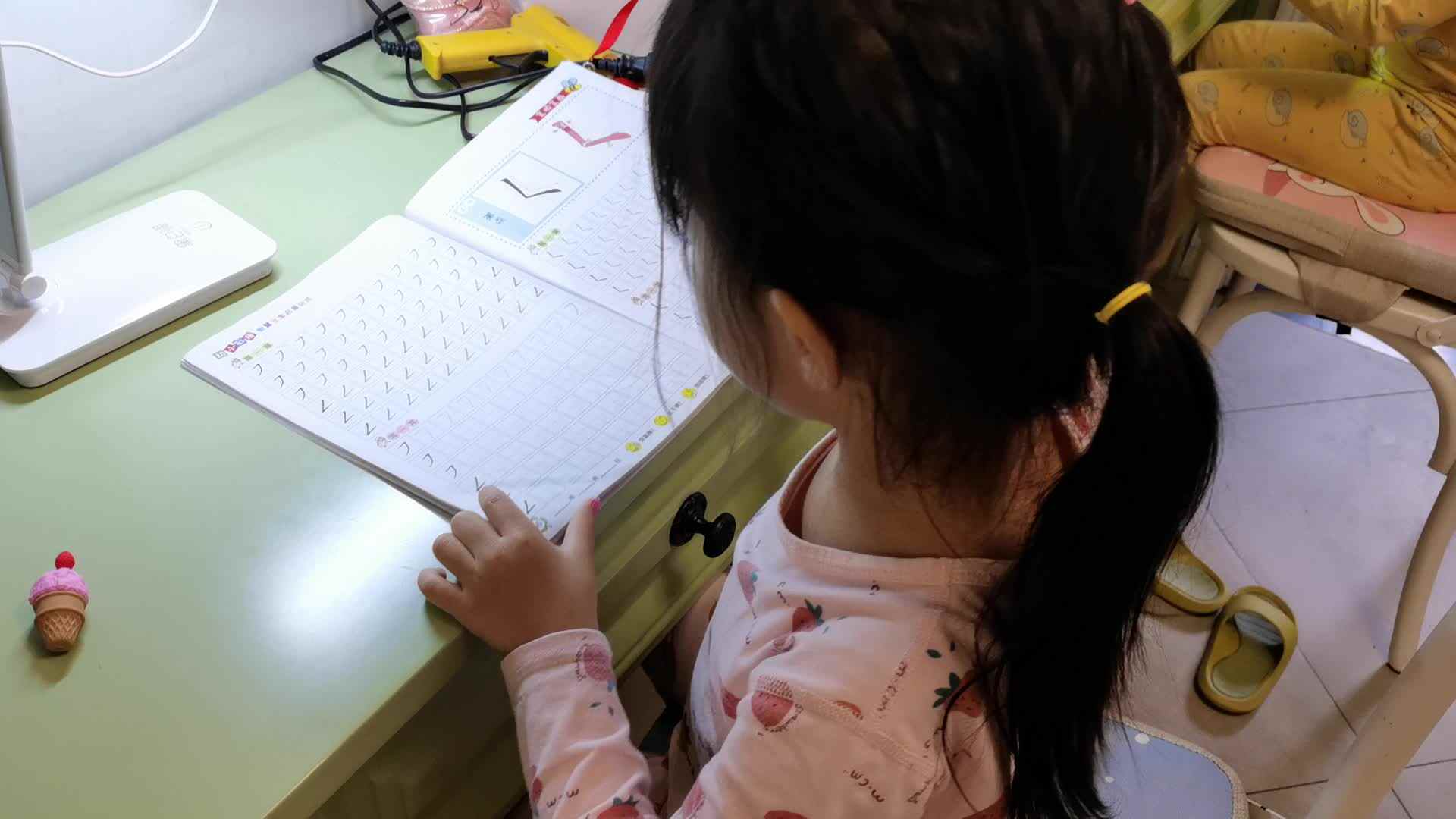 书写横撇、横折