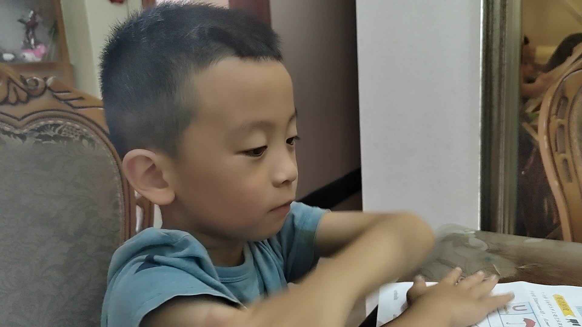 观看跟唱英文字母歌u.v.mp4