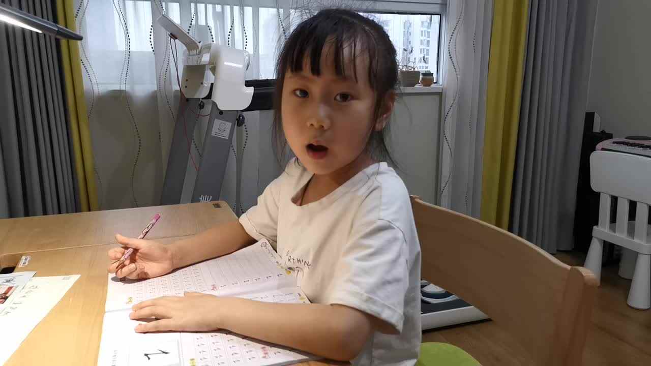 2023级B班徐瑾歆闯关练习笔画横撇弯钩、横折提.mp4