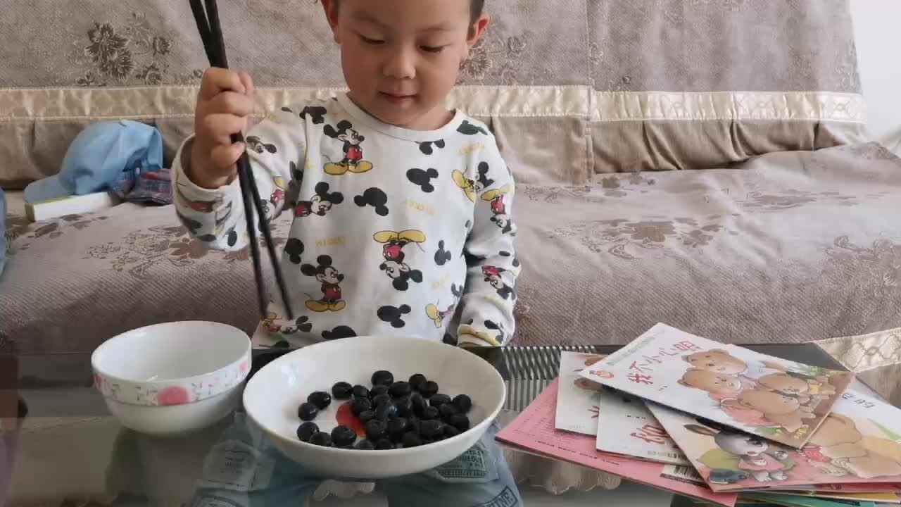 20220823小A班郭睿珩-暑假作业-day17-练习使用筷子.mp4