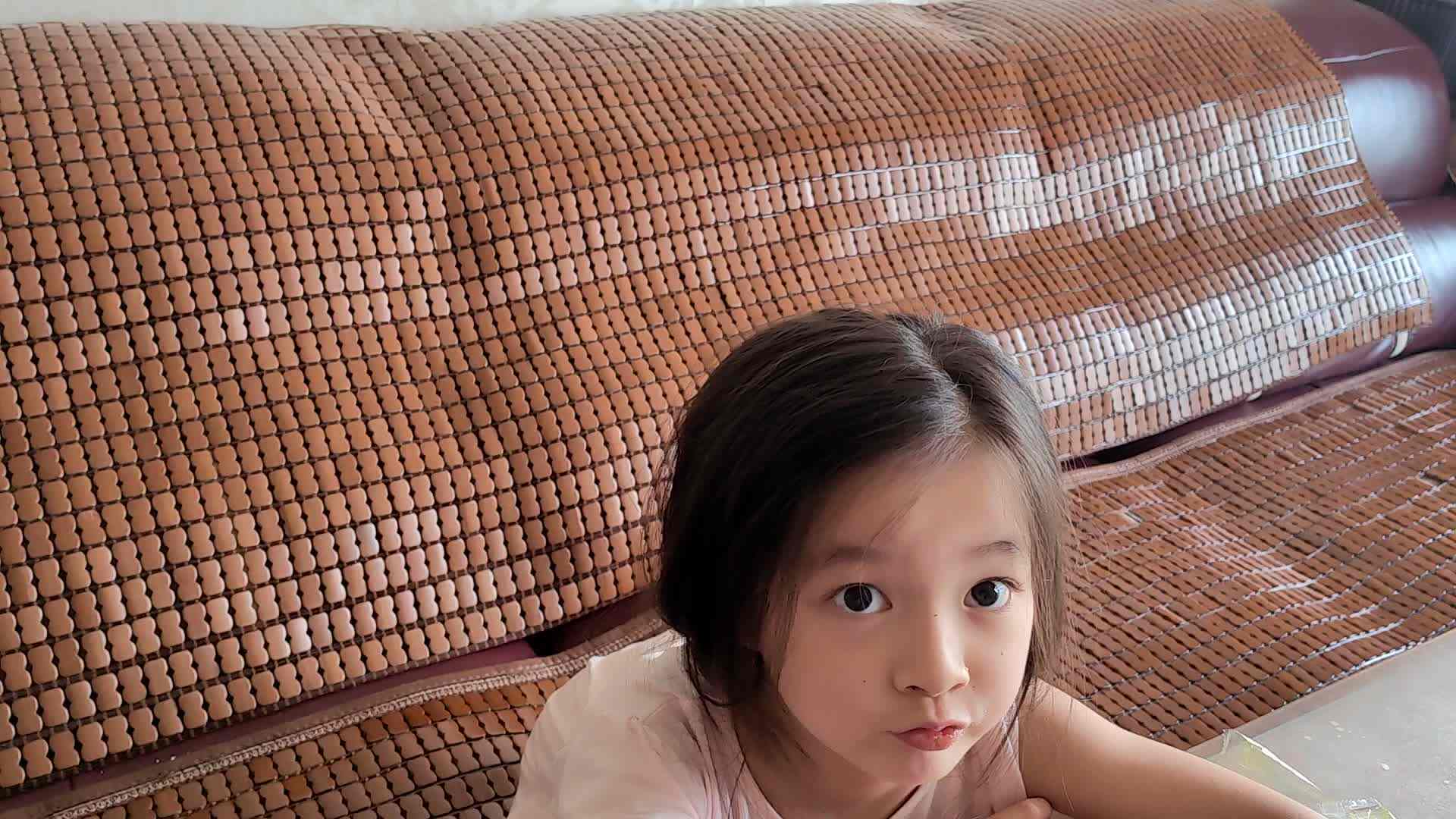 跟读英语儿歌《水果的颜色》