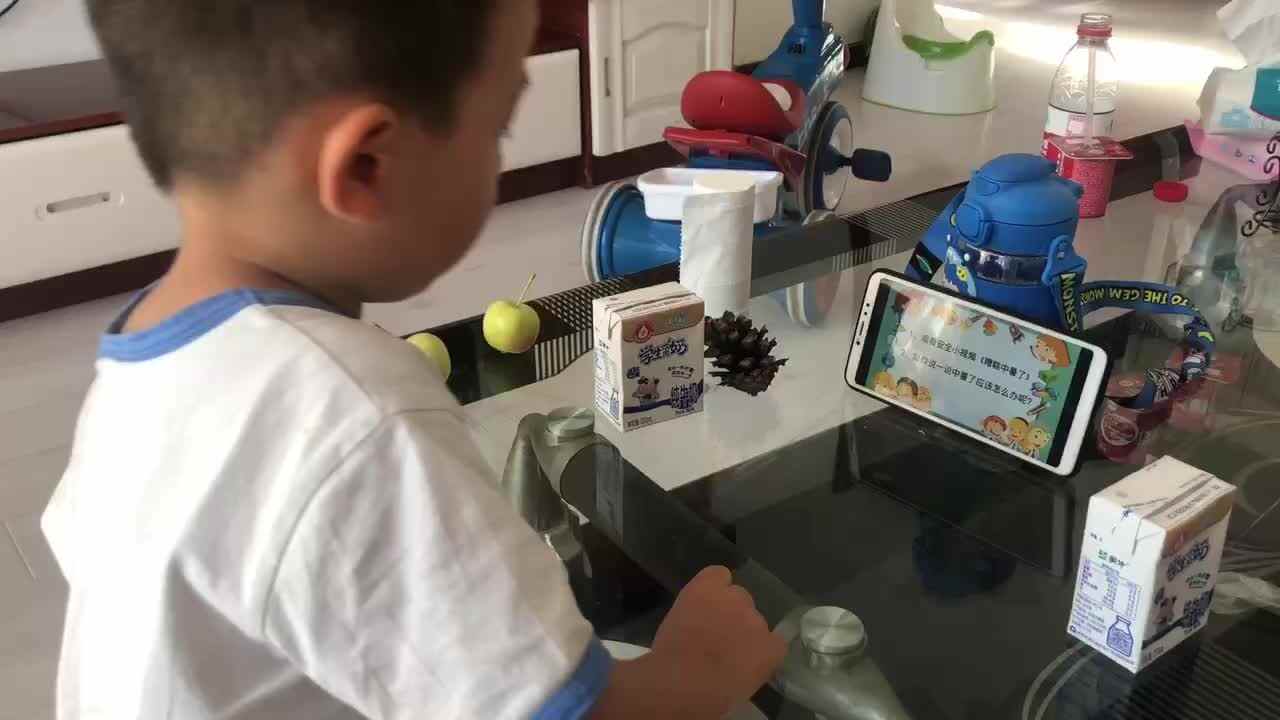 20220819小A班郭睿珩-暑假作业-day15-1-观看中暑了.mp4