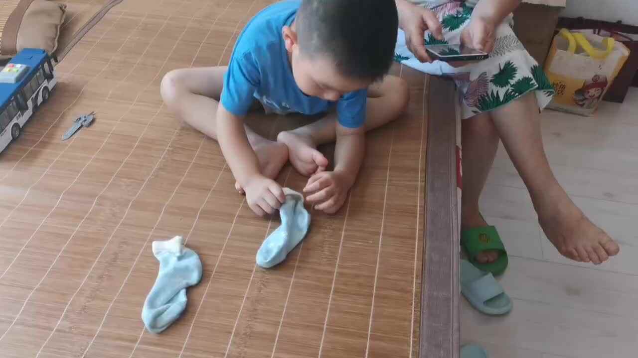 20220805小A班郭睿珩-暑假作业-day05-自己穿袜子.mp4