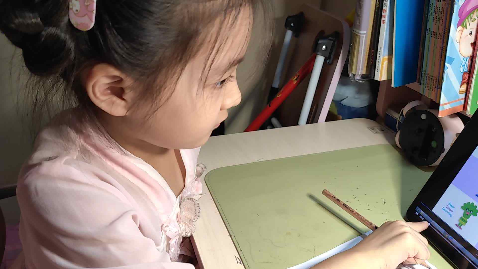 观看英语绘本《小青蛙弗洛格穿衣服》