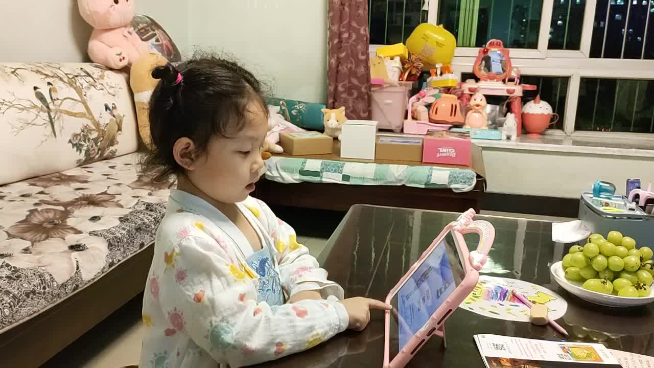 Froggy Gets Dressed(小青蛙弗洛格穿衣服).mp4