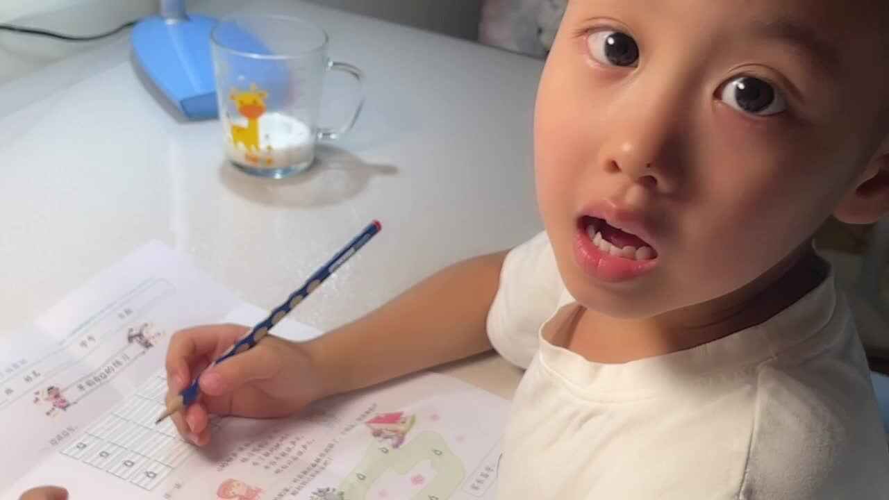 ⁣⁣2023级B班20220914吴艺轩闯关练习-书写单韵母a.MOV