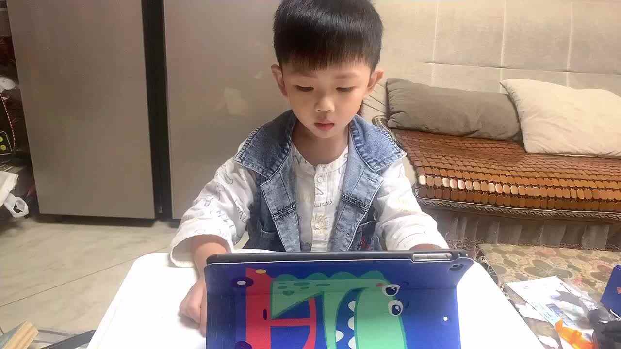 ⁣2022.9.24观看英文视频《你怎么去上学》.MOV