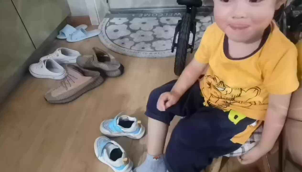 20220913中A班郭睿珩-脱鞋摆鞋.mp4