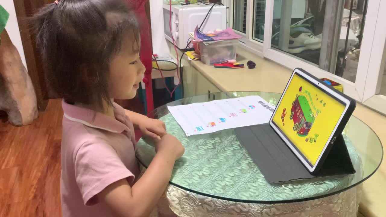 2022.9.13闯关练习观看学习英语绘本《公车的轮子》