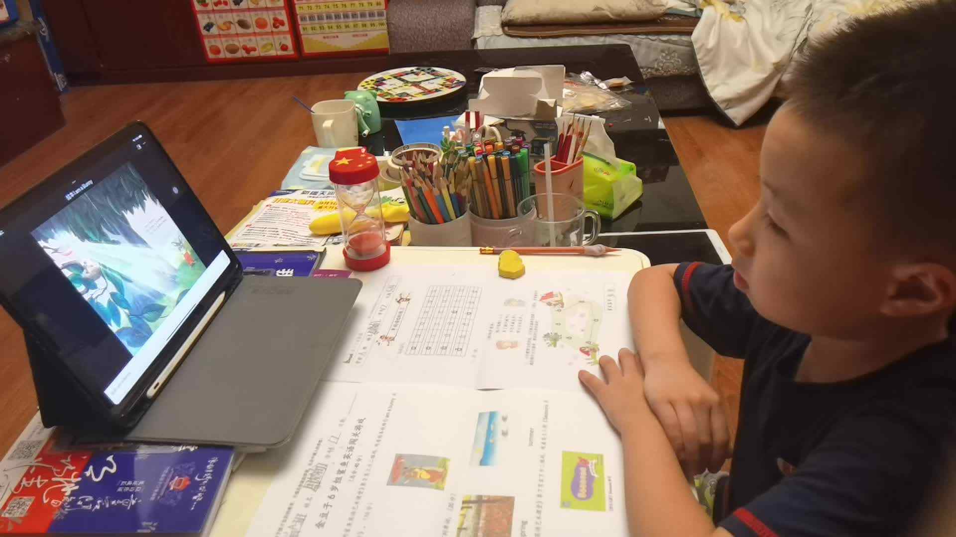 观看英语绘本《我是一只小兔子》