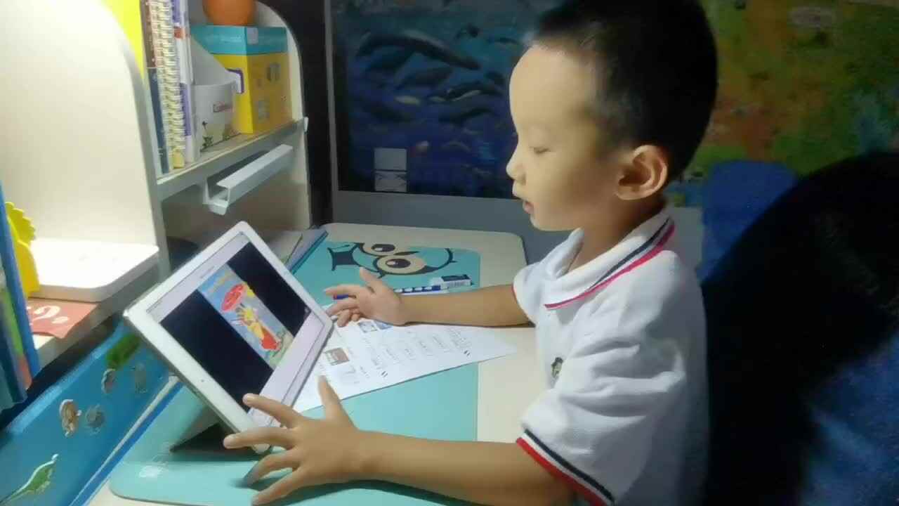 .英语A-read观看绘本<I AM A BUNNY我是一只小兔子>