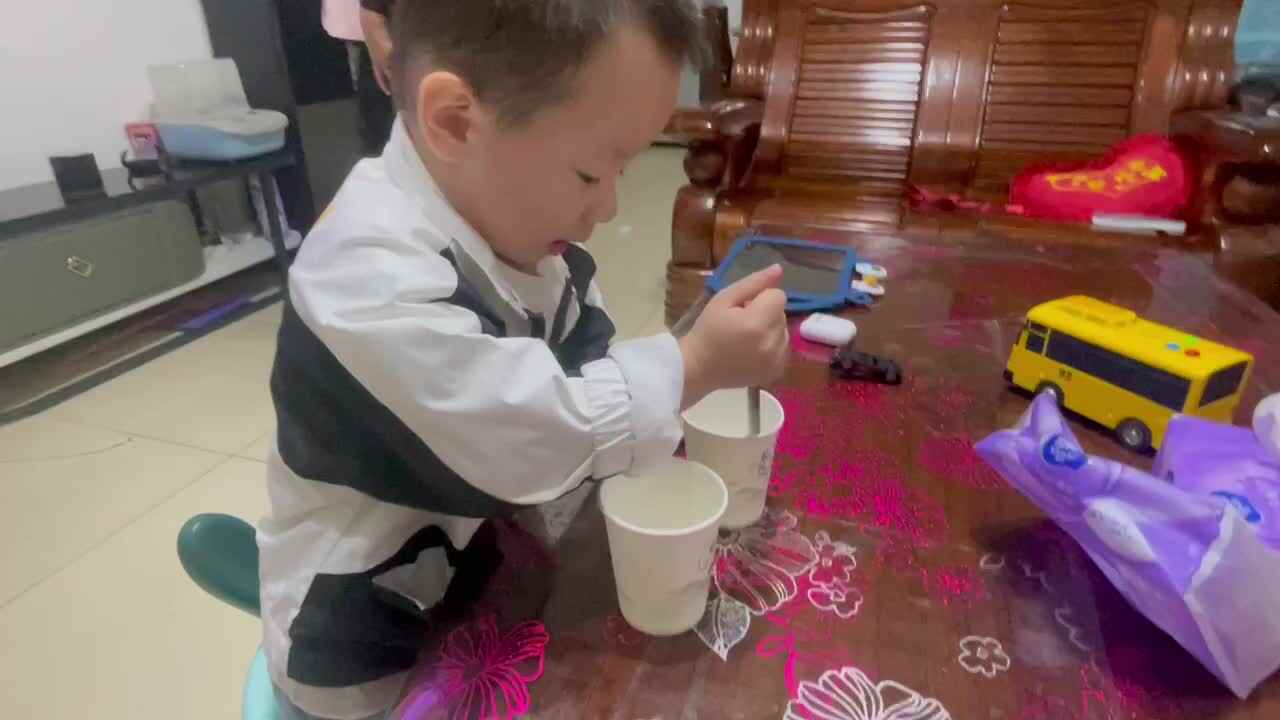 小A班钟昊彦 科学实验.MOV