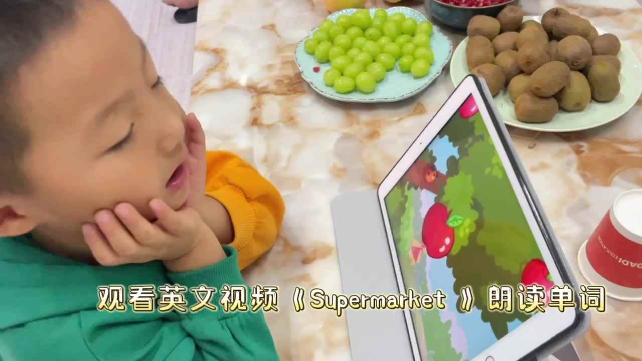 张睦晨学习英文单词和参观海洋世界