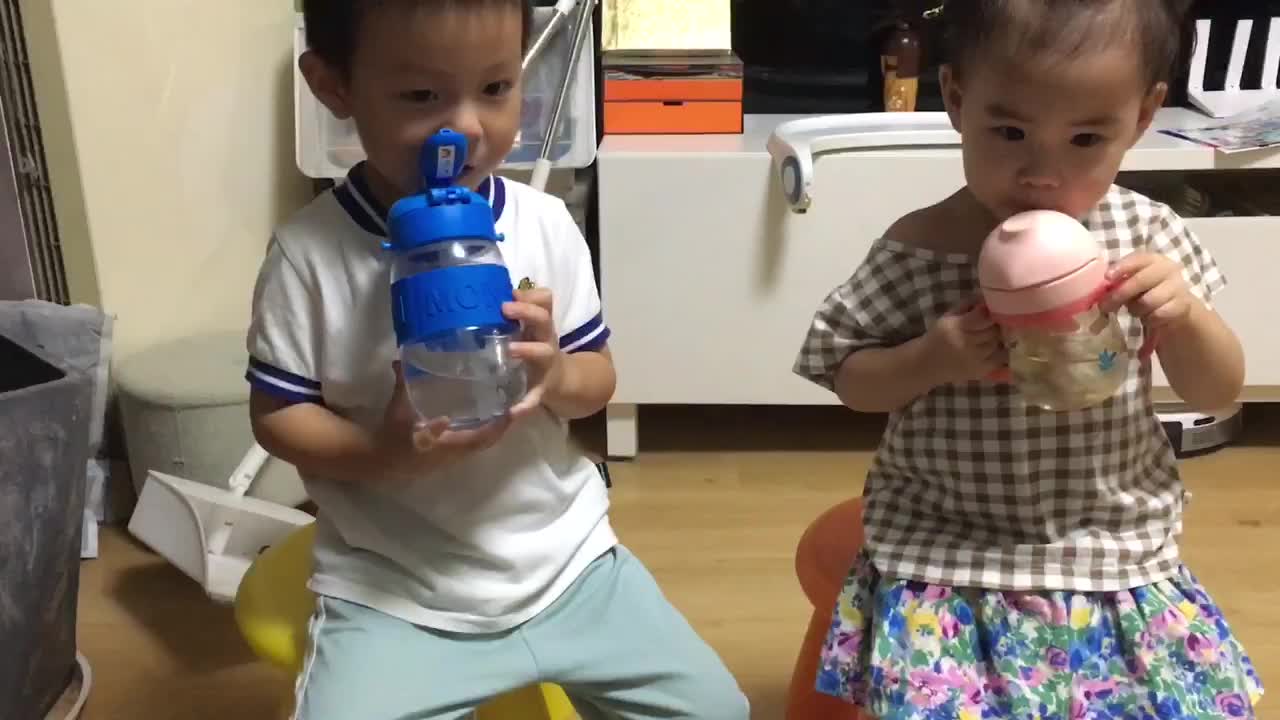 20220918中A班郭睿珩-观看颜色分类视频.mp4