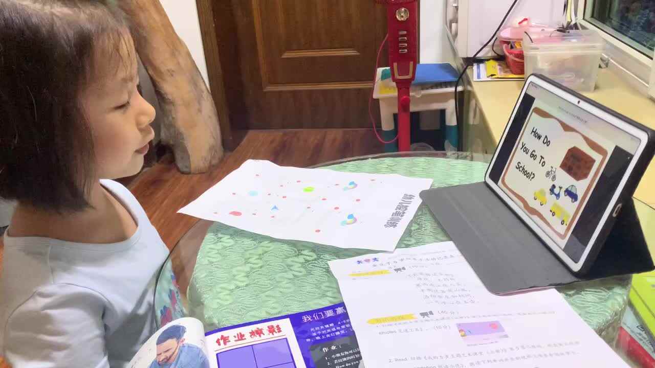 ⁣⁣⁣⁣⁣2022.9.25闯关练习观看英文视频《你怎么去上学？》