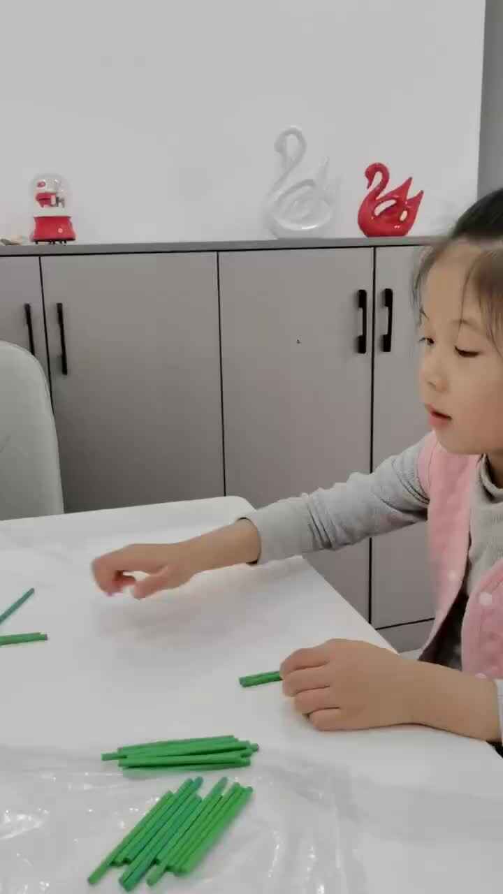 大班B班 王偲然 练习10根一组 数数