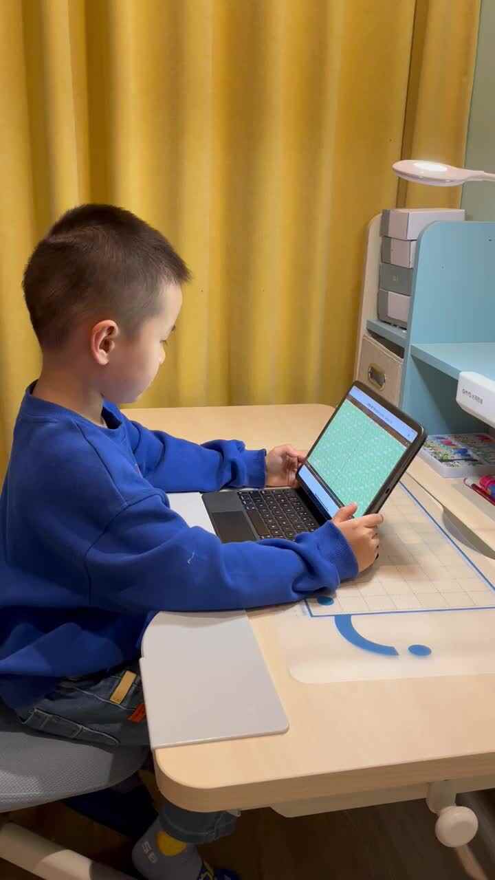 观看英文视频《Peppa Pig Story-Dentist Trip》