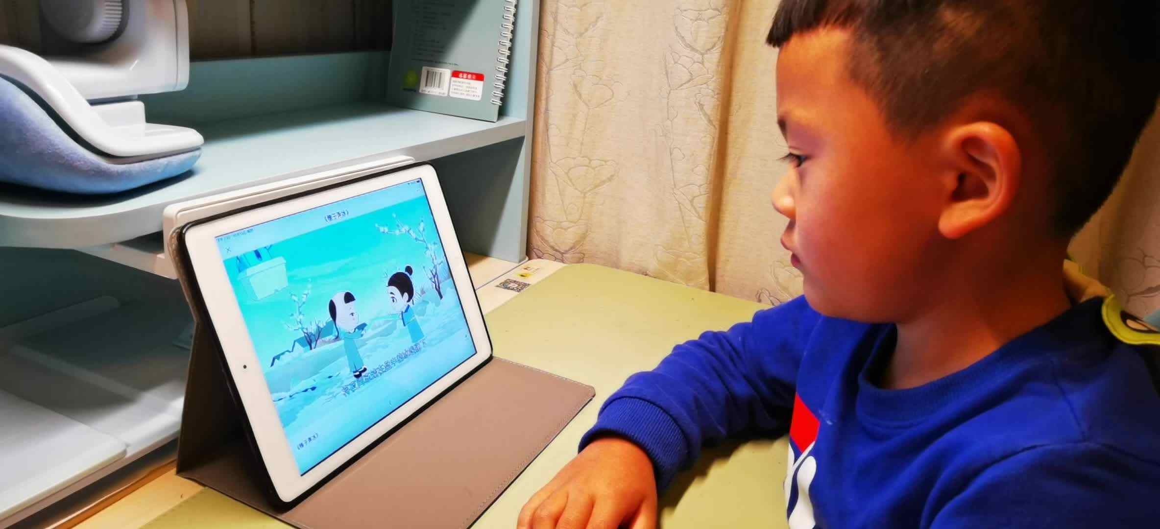 观看古诗《稚子弄冰》