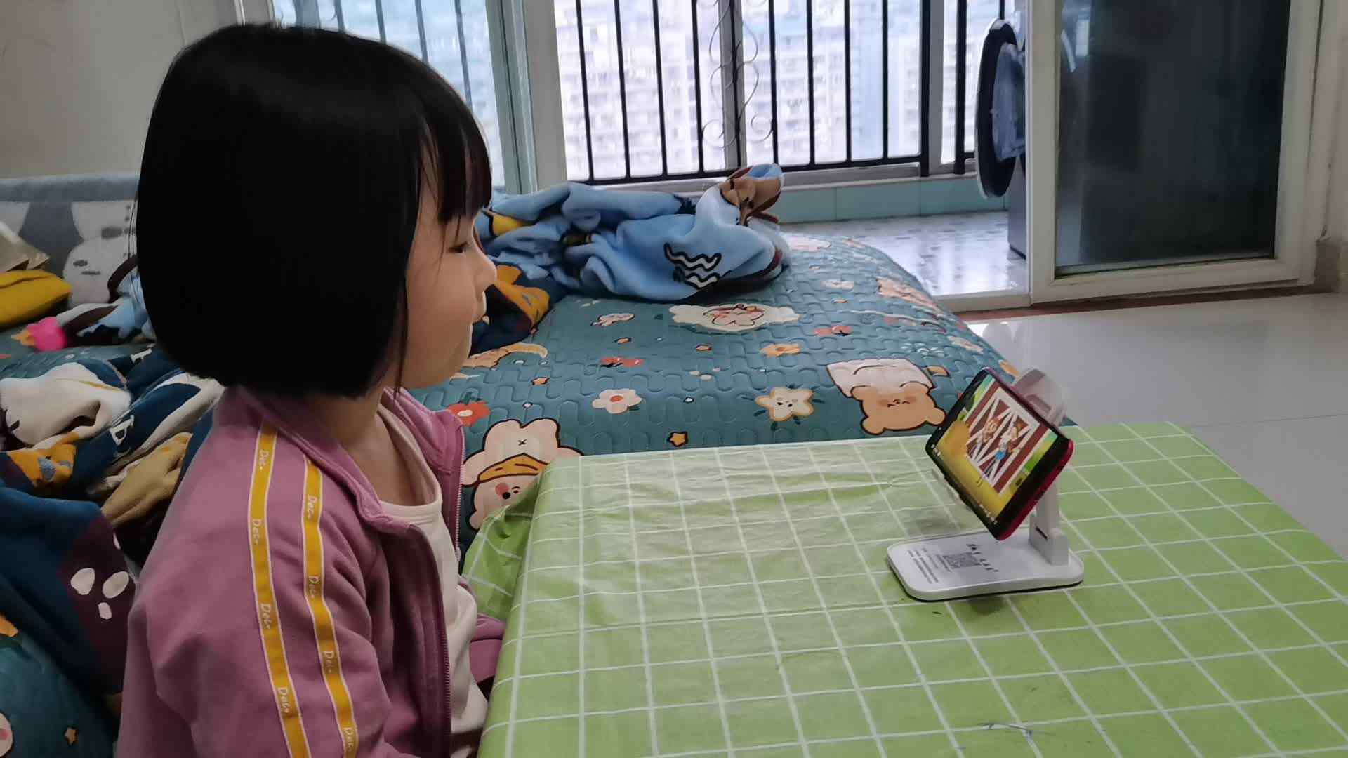 观看跟唱英文儿歌《麦当劳爷爷有个农场》.mp4