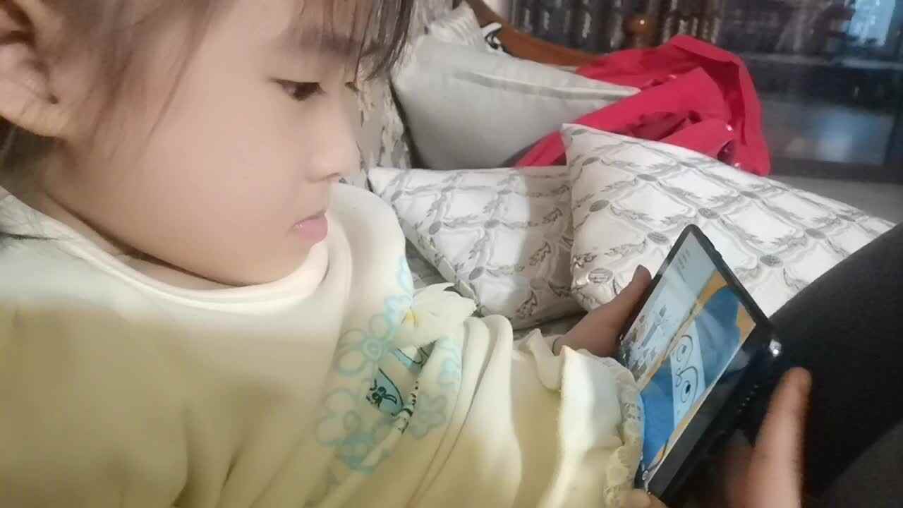 阅读统计图表绘本《蜡笔颜色大比拼》。10.19
