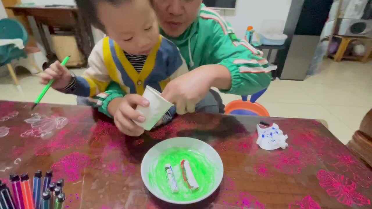 小A班钟昊彦《纸巾毛毛虫》.MOV