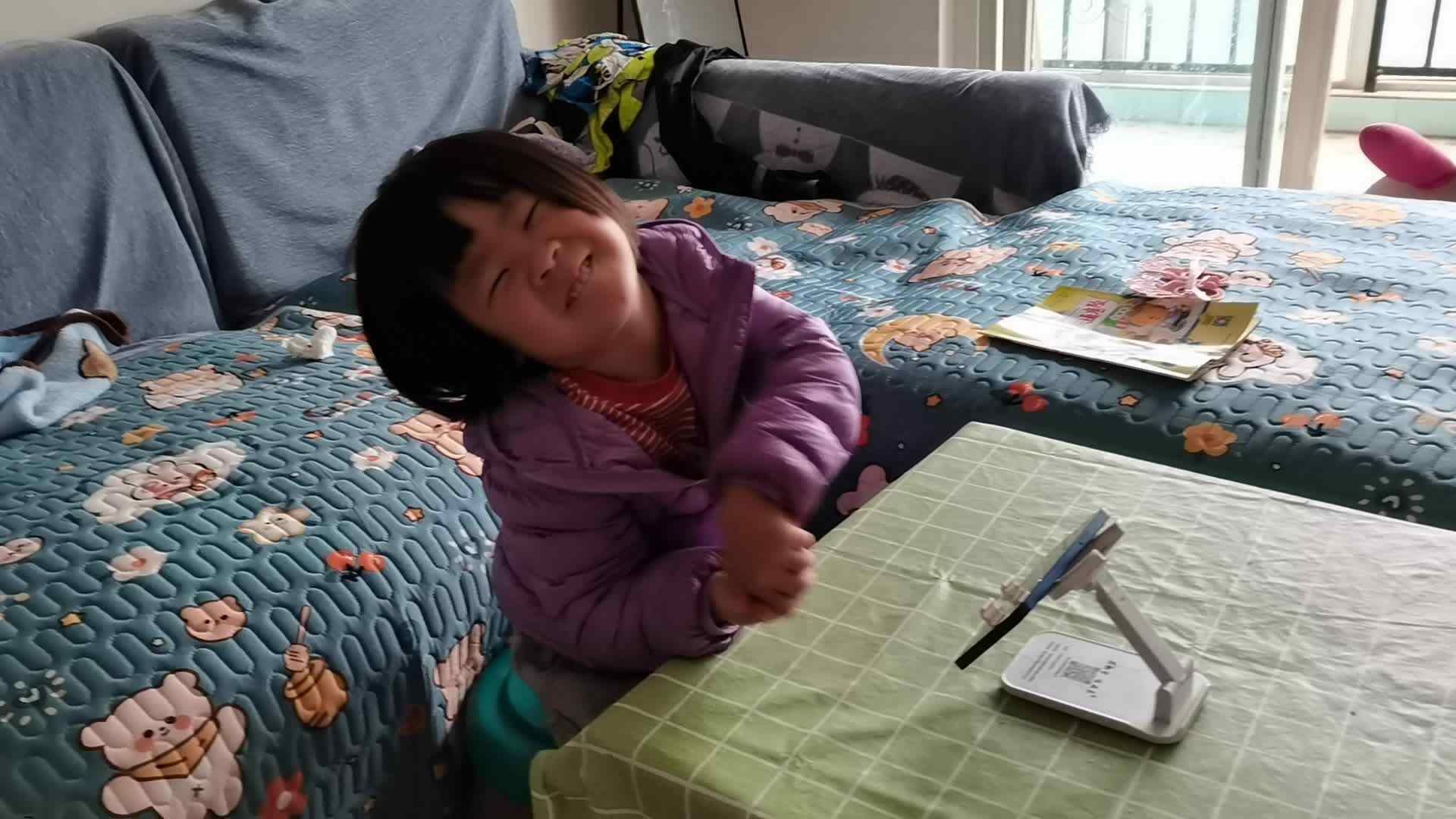 观看英文儿歌《谁拿了饼干？》.mp4