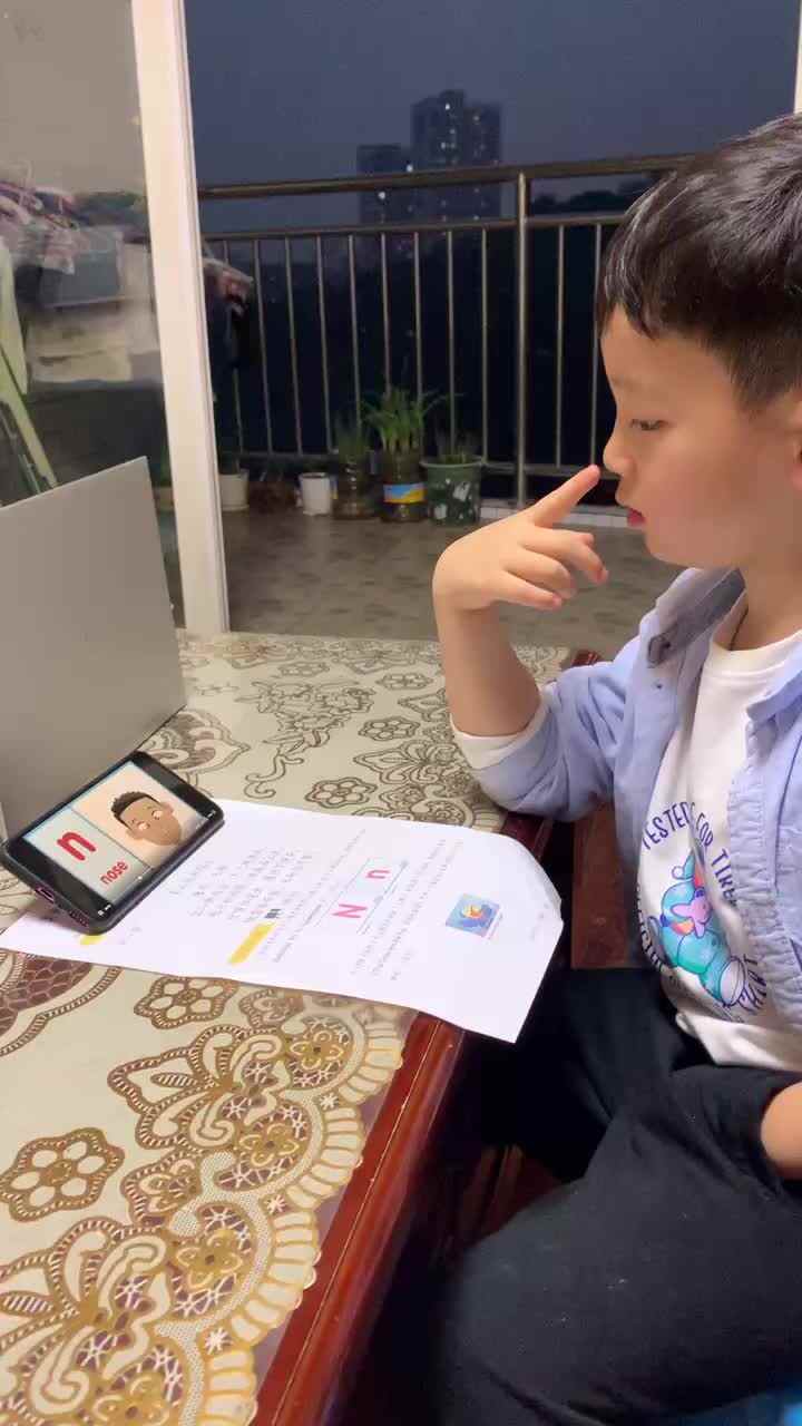 ⁣⁣10月23日昌奕乐观看《Lowercase n》