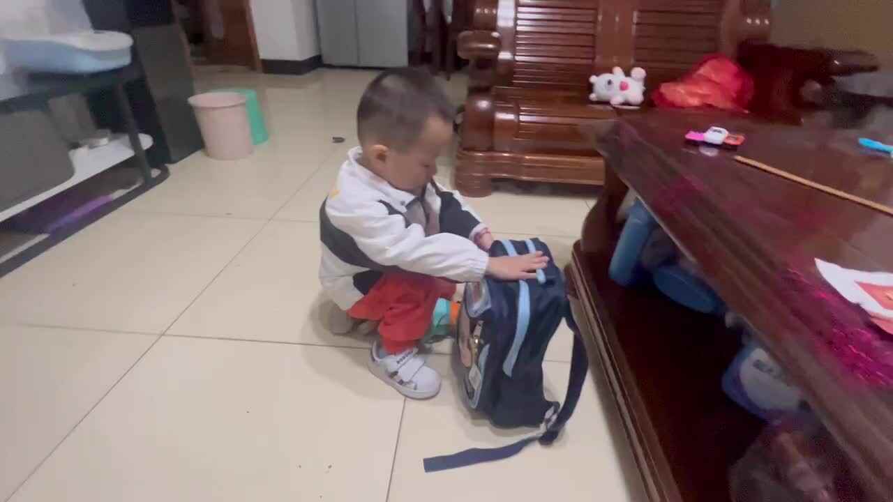 小A班钟昊彦 水杯放进书包.MOV