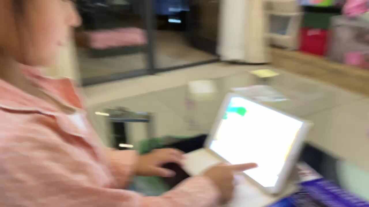 10.25屠钰婷观看并讲述《老人与金鱼》.MOV