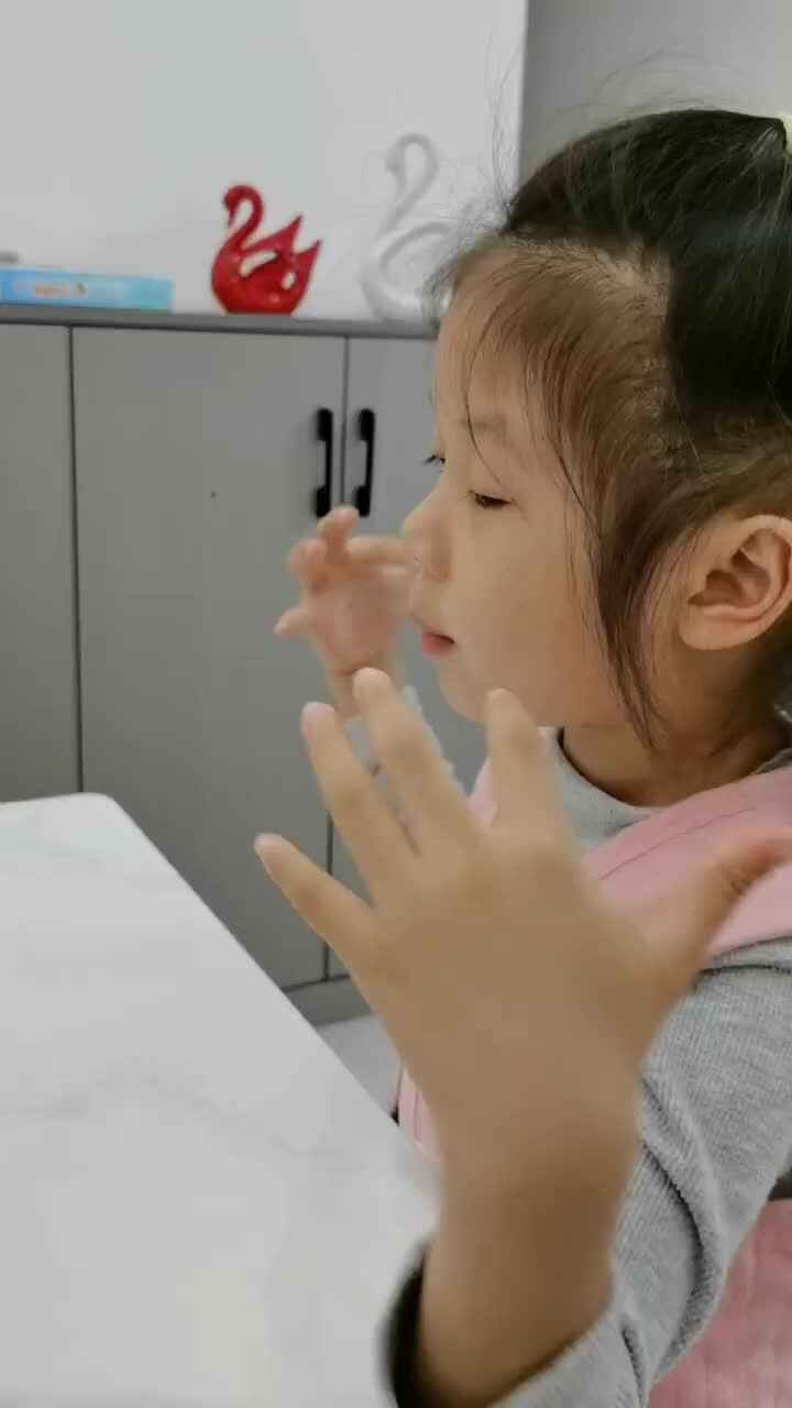 大班B班 王偲然 观看《黑猫警长手势舞》