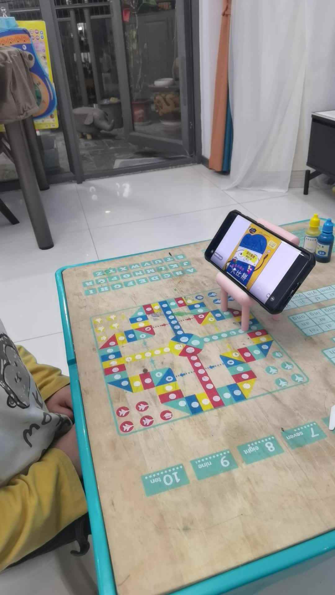 观看绘本《蜡笔颜色大比拼》