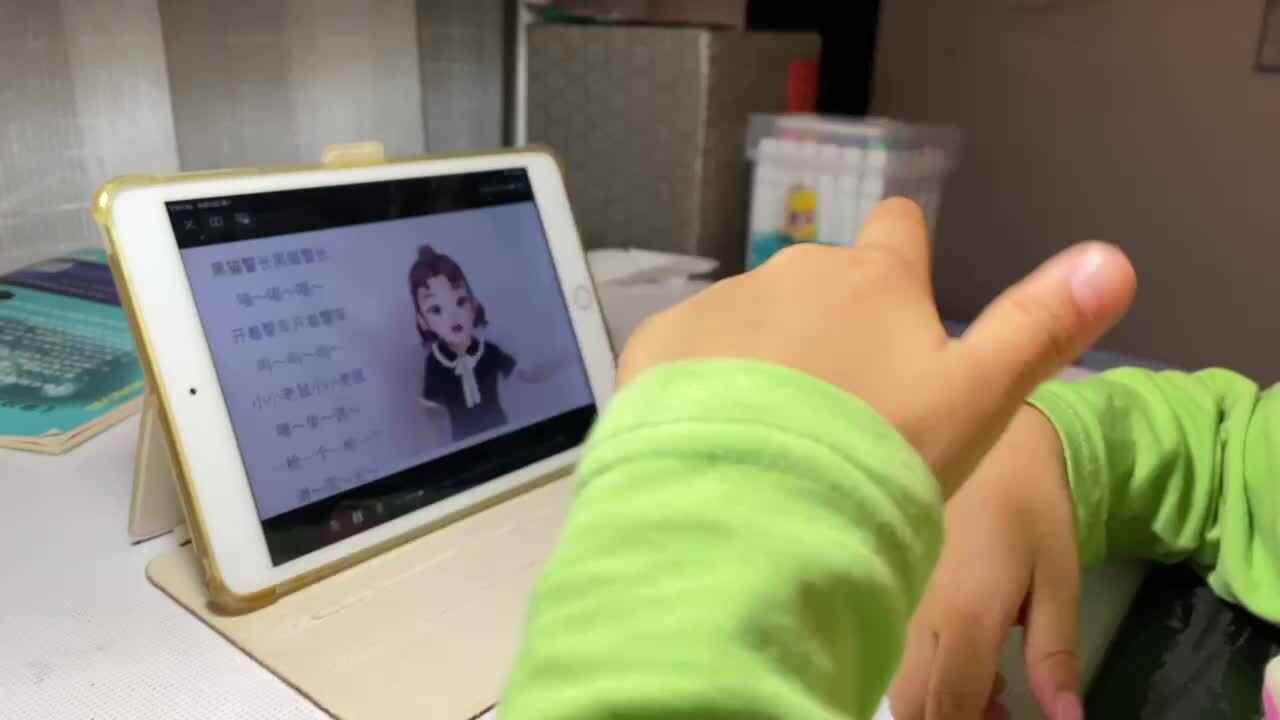 10.10观看《黑猫警长》手势舞.MOV