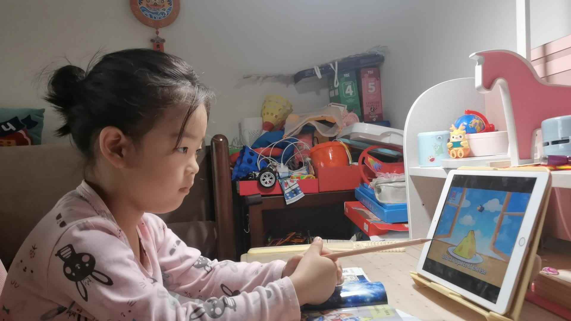2022.10.23侯奕帆闯关练习英文故事《乌鸦和狐狸》
