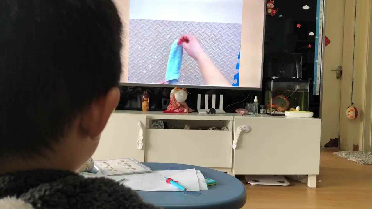 20221115中A班郭睿珩-观看穿袜子.mp4