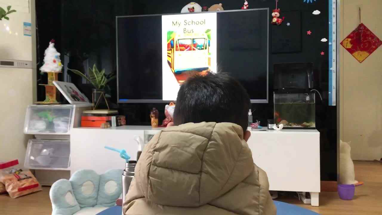 20221130中A班郭睿珩-观看My School Bus视频.mp4