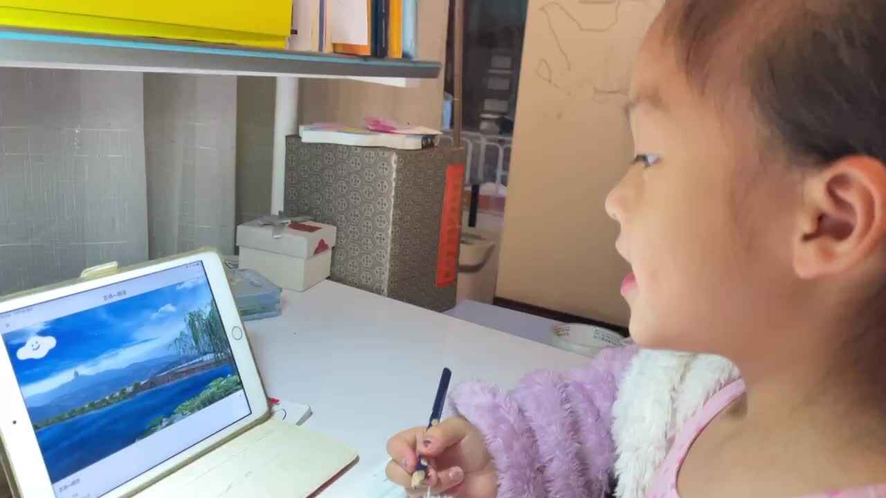 11.13屠钰婷观看并背诵古诗《纳凉》.MOV